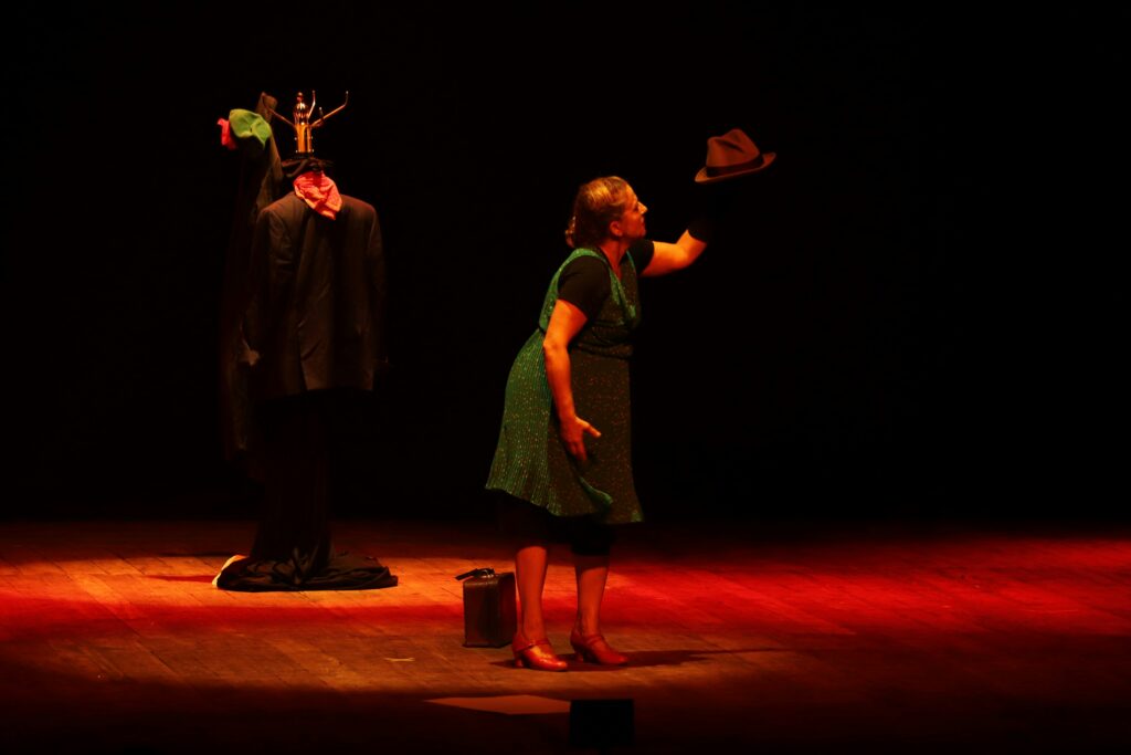 Ces ateliers sont pour toi si :

Tu maîtrise les base de l'impro, ça fait déjà un an que tu en fait. Tu veux découvrir des techniques, des catés et approfondir ton jeu dans un cadre joyeux et bienveillant.