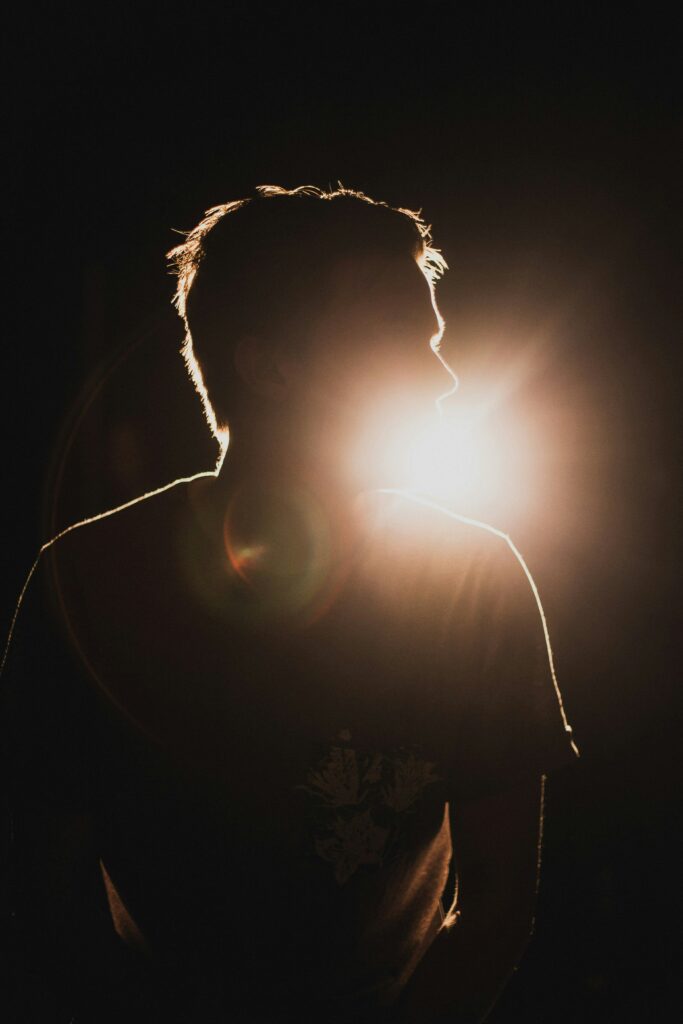 Ces ateliers sont pour toi si :

Tu as plusieurs années d’expérience en impro et tu es déjà monté sur scène plusieurs fois. Tu souhaite approfondir ta pratique dans un cadre exigeant et bienveillant avec des retours précis sur ton jeu.